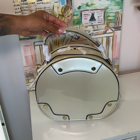 Chic Round Handbag - Picture 4 of 4